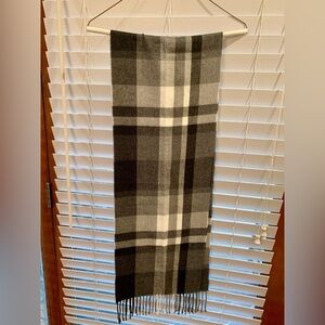 Roundtree & Yorke Men’s Gray Plaid Fringed Scarf